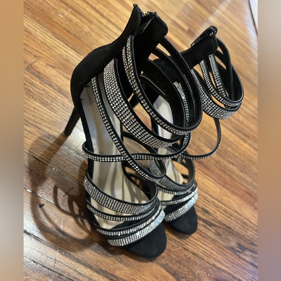 Can fit size 8 - Picture 2 of 3